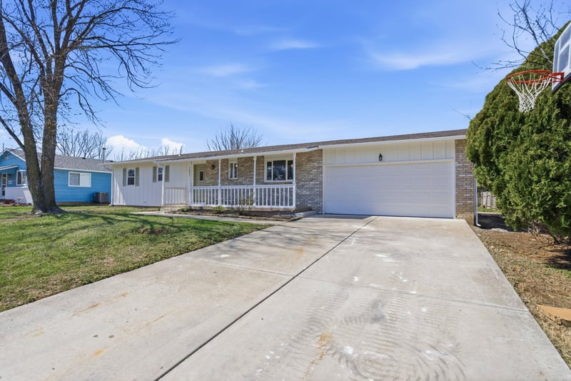 1637 N Timberline Dr, Rose Hill, KS 67133