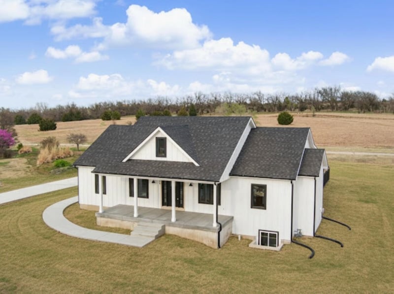 2537 Angus Ln, Salina, KS 67401