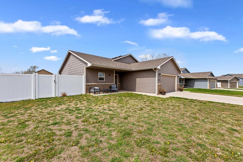 1321 Westover Ln, Hesston, KS 67062