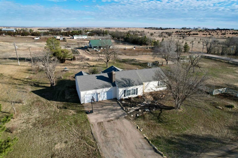 194 Hilltop Dr, Great Bend, KS 67530