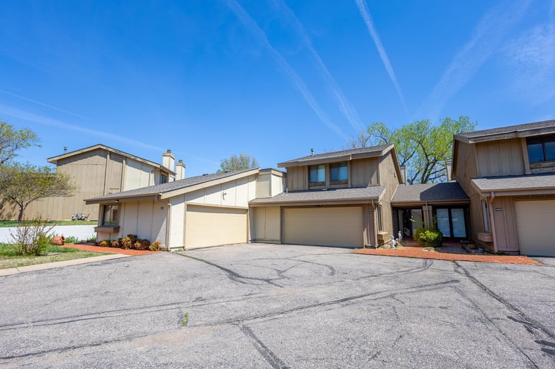 8201 Harry St #1402, Wichita, KS 67207
