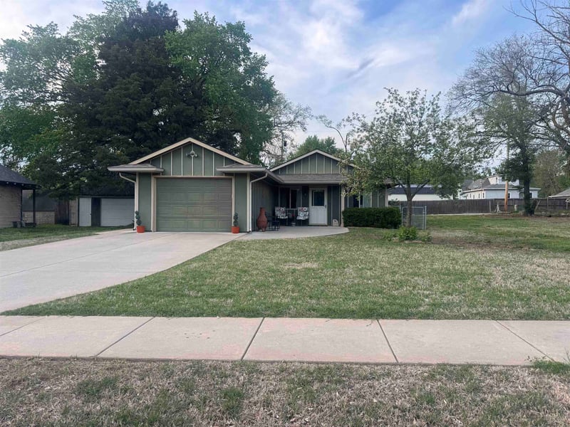 418 E Bridge St, Mulvane, KS 67110