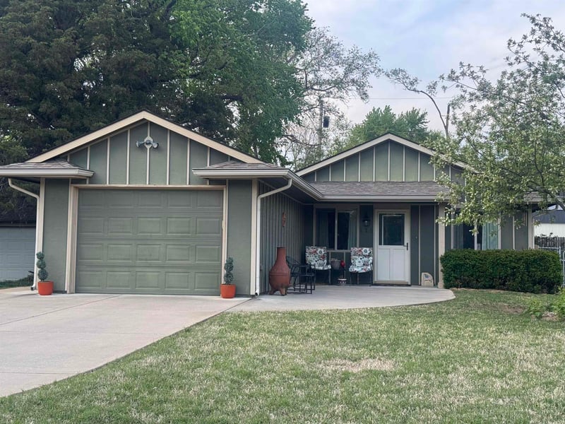418 E Bridge St, Mulvane, KS 67110