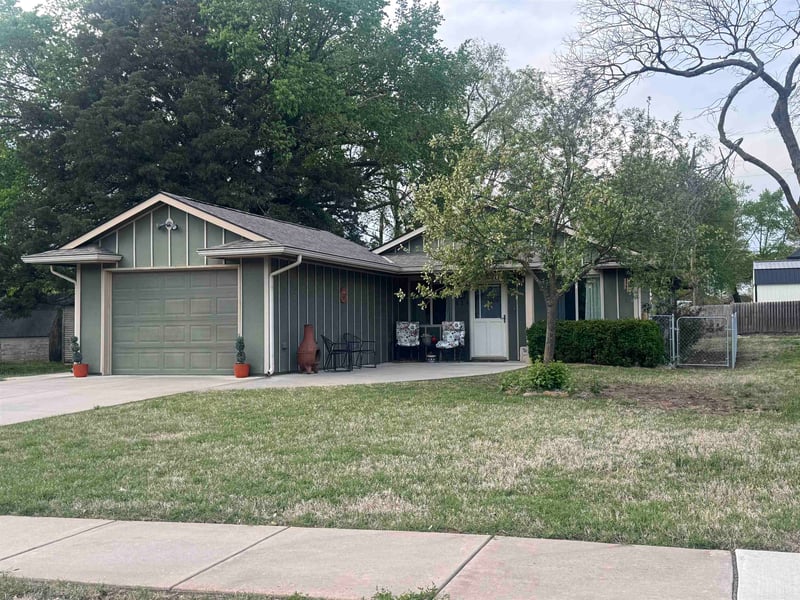 418 E Bridge St, Mulvane, KS 67110