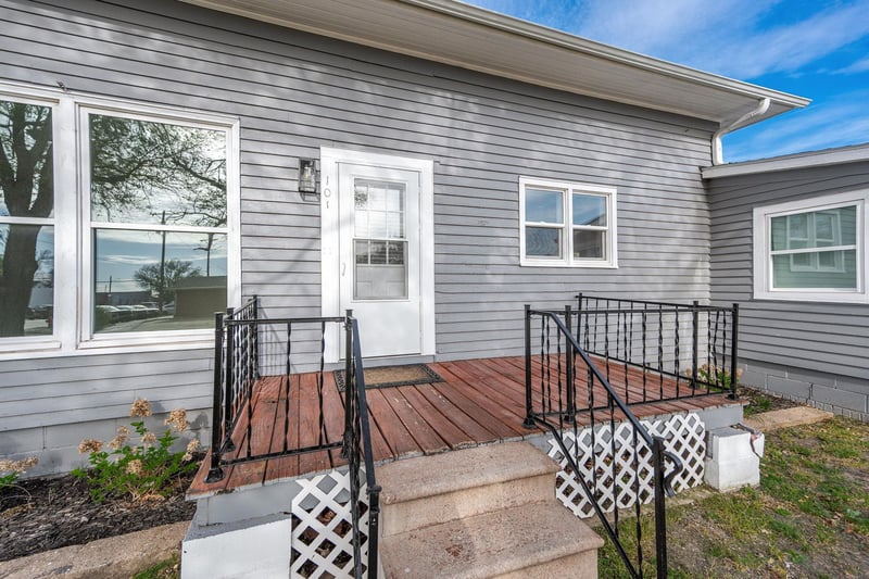 101 N Lancaster Ave, Hesston, KS 67062