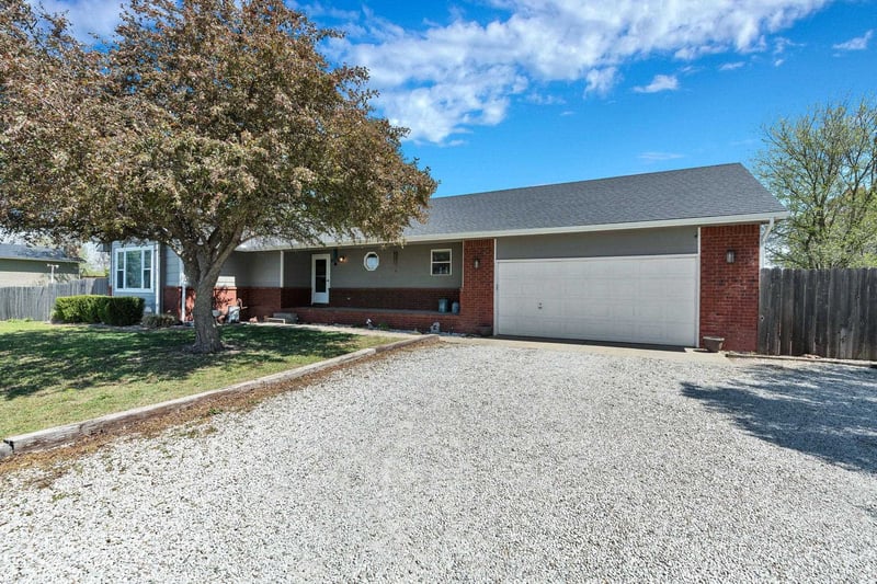 8814 N Ridge Rd, Valley Center, KS 67147
