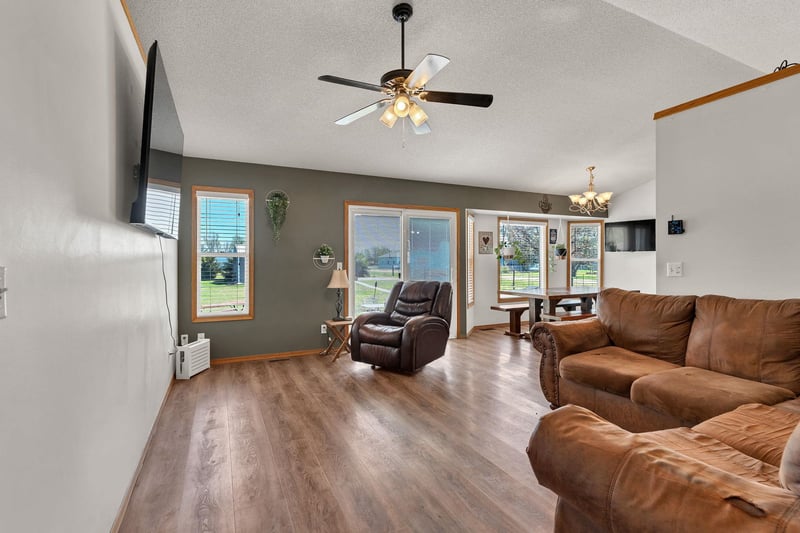 8814 N Ridge Rd, Valley Center, KS 67147