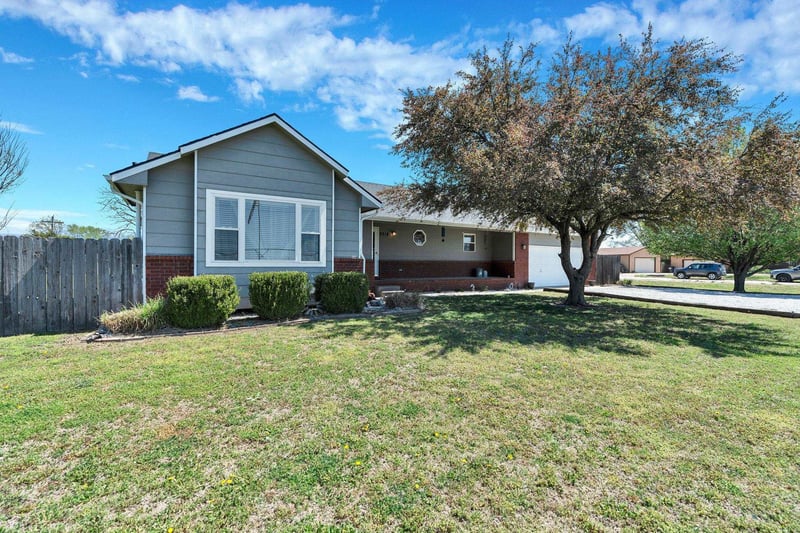 8814 N Ridge Rd, Valley Center, KS 67147