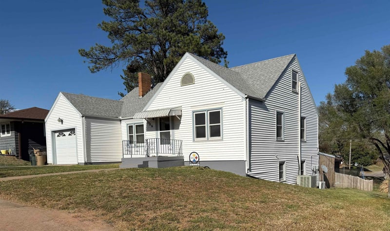 906 Cedar St, Medicine Lodge, KS 67104