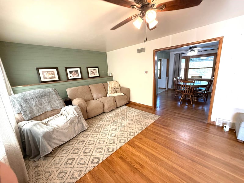 906 Cedar St, Medicine Lodge, KS 67104