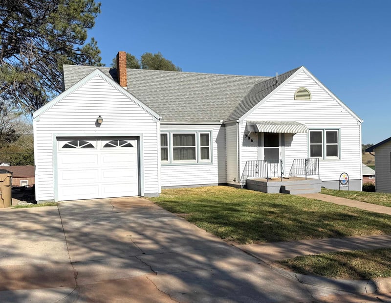 906 Cedar St, Medicine Lodge, KS 67104