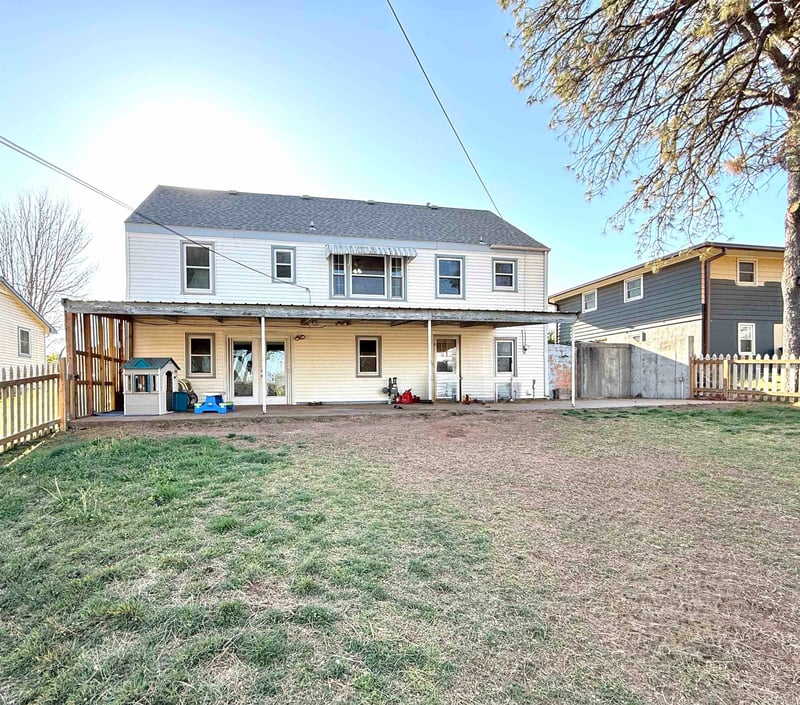 906 Cedar St, Medicine Lodge, KS 67104