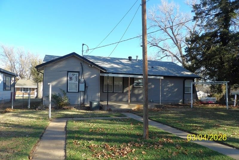 215 Garfield Ave, Lyons, KS 67554
