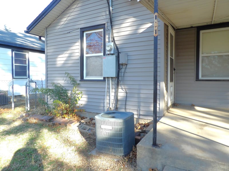 215 Garfield Ave, Lyons, KS 67554