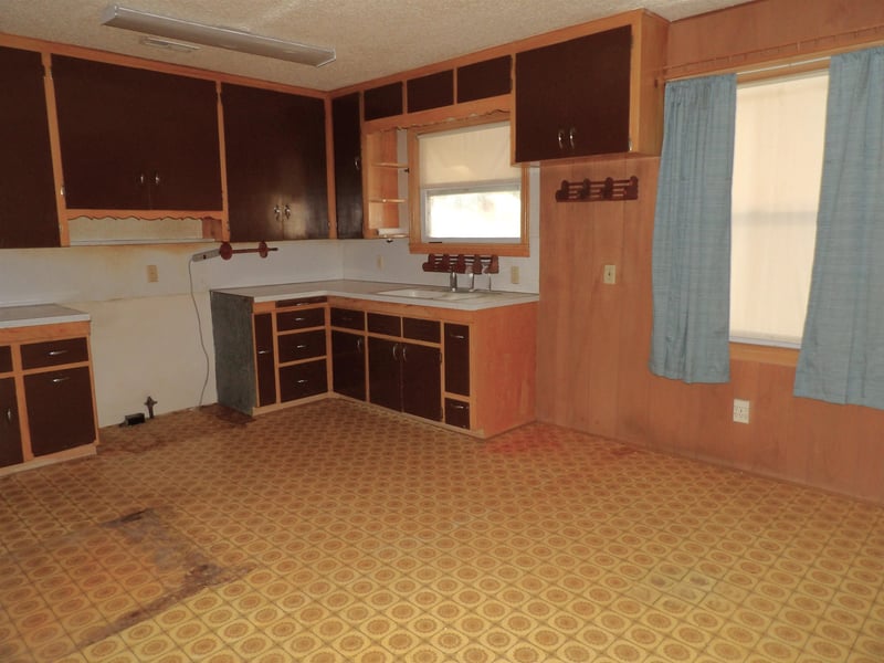 215 Garfield Ave, Lyons, KS 67554