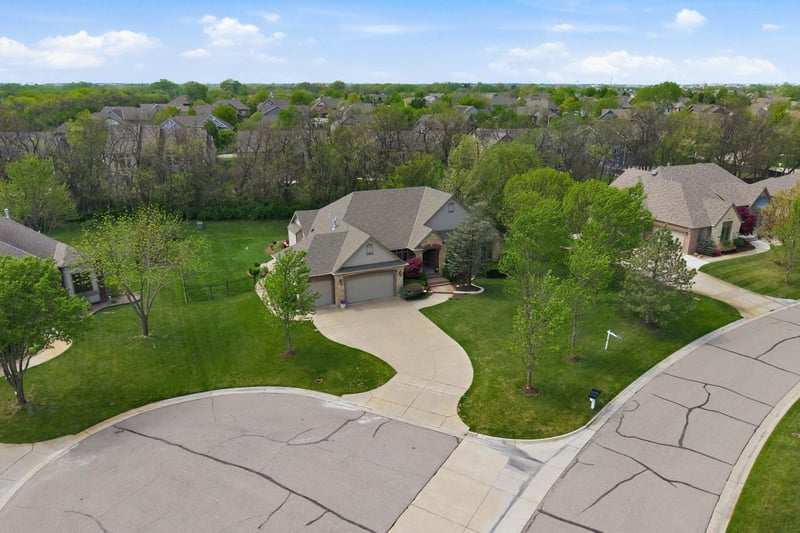 1809 N Glen Wood Cir, Wichita, KS 67230