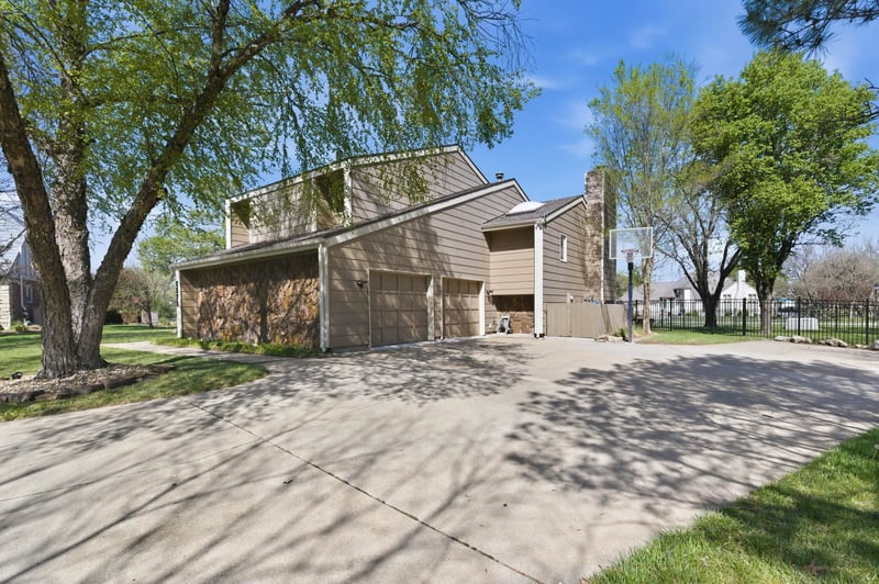 2571 N Greenleaf Ct, Wichita, KS 67226
