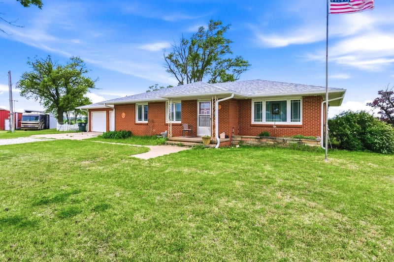 9693 10th Ave, Murdock, KS 67111