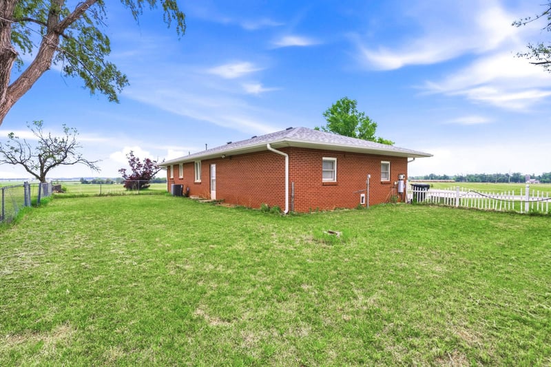9693 10th Ave, Murdock, KS 67111