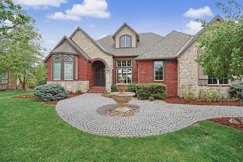 2525 N Loch Lomond Ct, Wichita, KS 67228