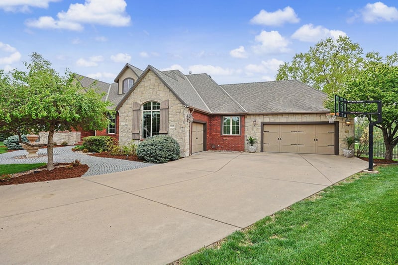 2525 N Loch Lomond Ct, Wichita, KS 67228