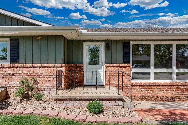 8 E Salina Dr, Haven, KS 67543
