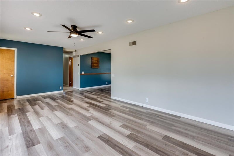 8 E Salina Dr, Haven, KS 67543