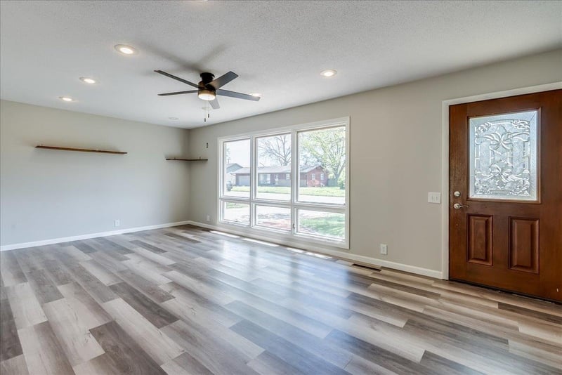 8 E Salina Dr, Haven, KS 67543