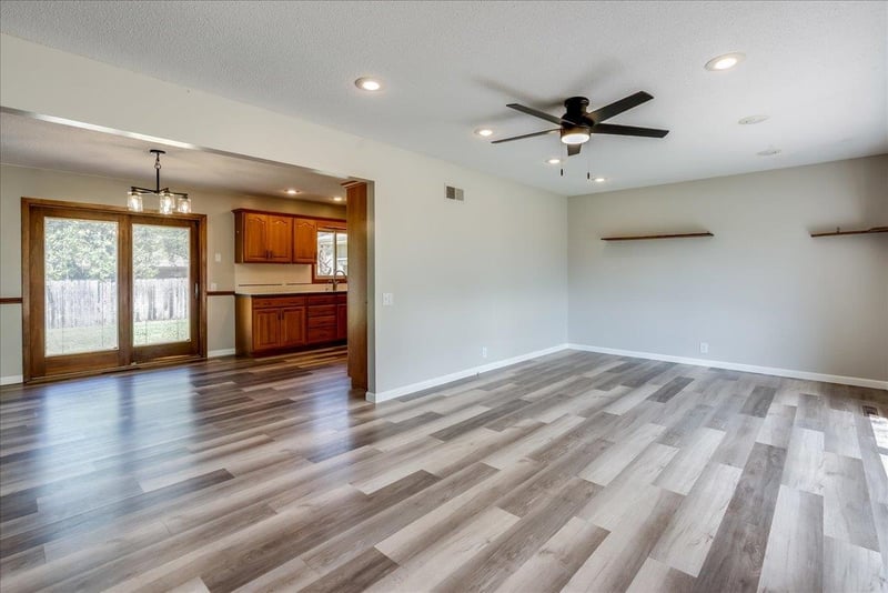 8 E Salina Dr, Haven, KS 67543