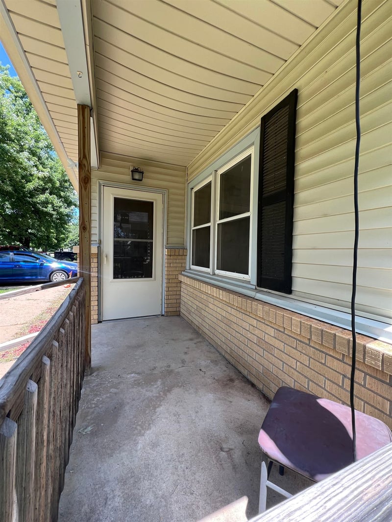 2016 Loomis St, Winfield, KS 67156