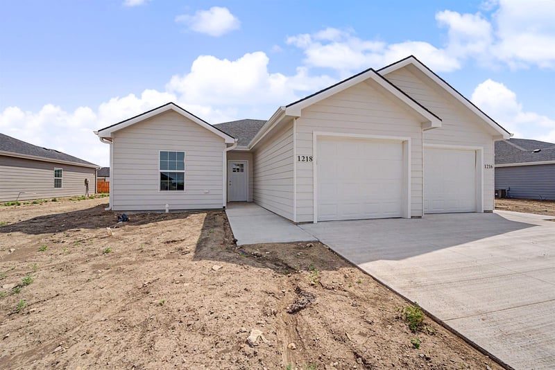 1218 Fountain Dr, Salina, KS 67401
