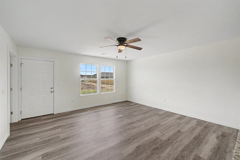 1218 Fountain Dr, Salina, KS 67401