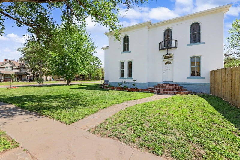 303 5th St, Newton, KS 67114