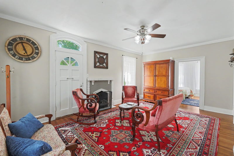 303 5th St, Newton, KS 67114