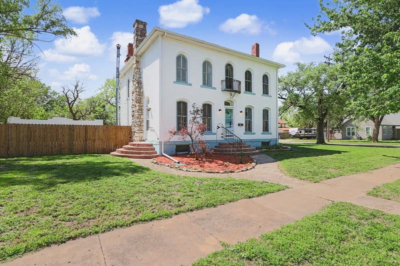 303 5th St, Newton, KS 67114