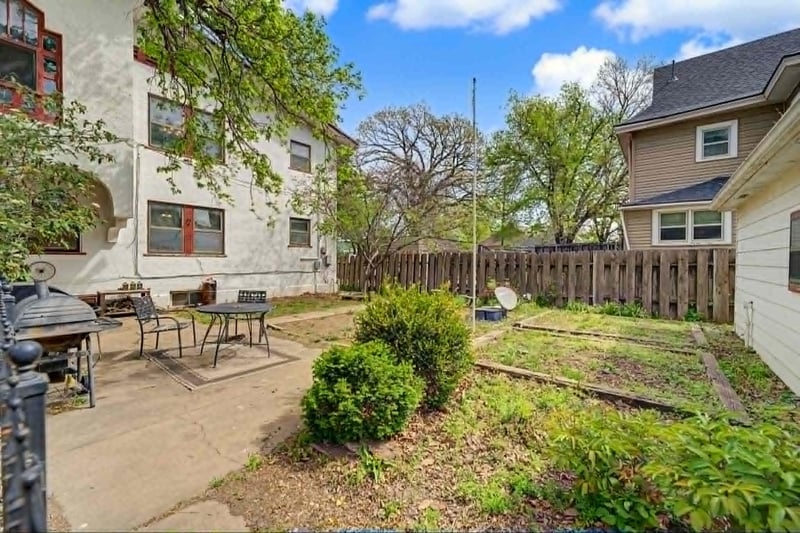 138 10th St, Salina, KS 67401