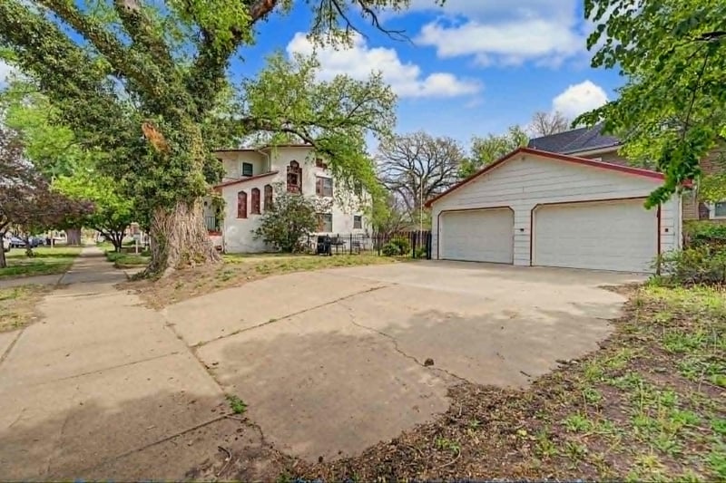 138 10th St, Salina, KS 67401