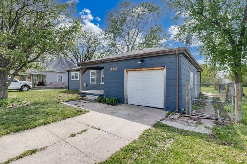 1215 Logan St, Newton, KS 67114-2343