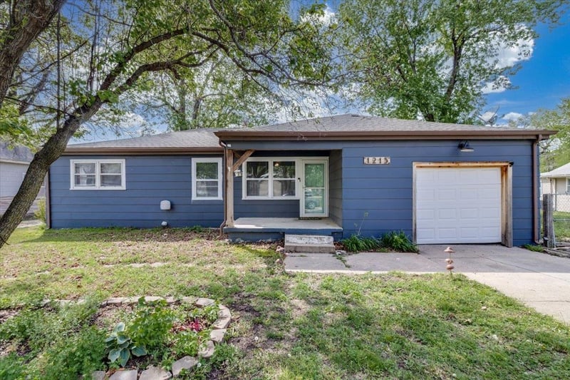1215 Logan St, Newton, KS 67114-2343