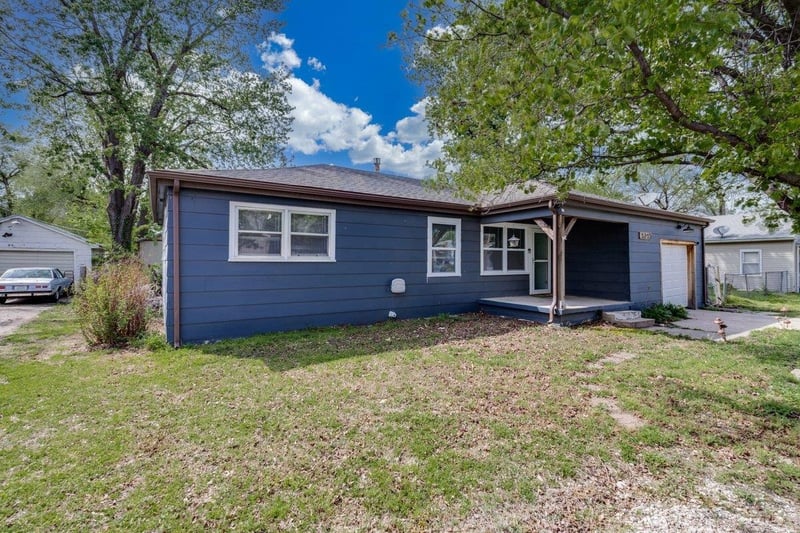 1215 Logan St, Newton, KS 67114-2343