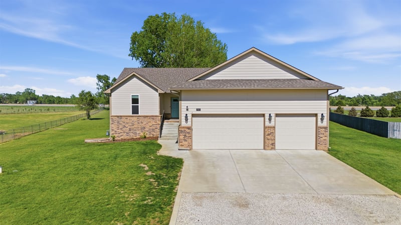 914 Chukker Ln, Haysville, KS 67060