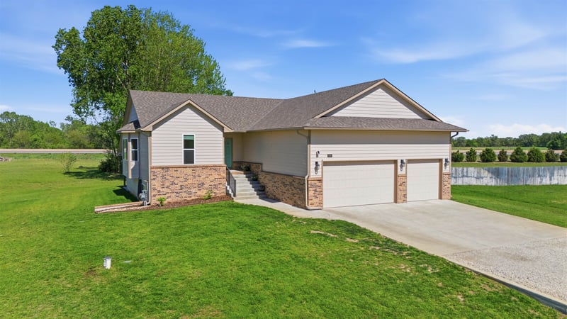 914 Chukker Ln, Haysville, KS 67060
