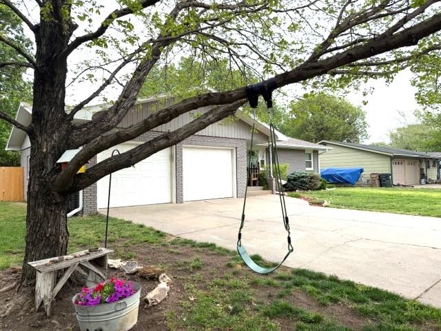112 Willow Ln, Hesston, KS 67062