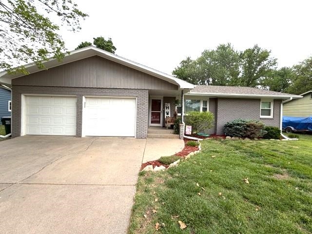 112 Willow Ln, Hesston, KS 67062