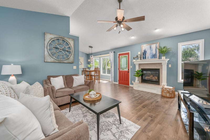809 Country Ln, Newton, KS 67114