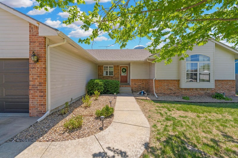 809 Country Ln, Newton, KS 67114