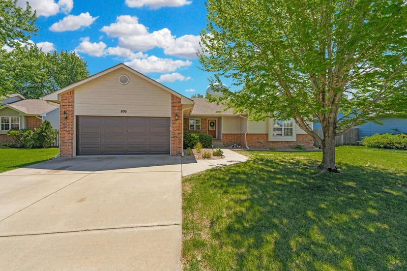 809 Country Ln, Newton, KS 67114