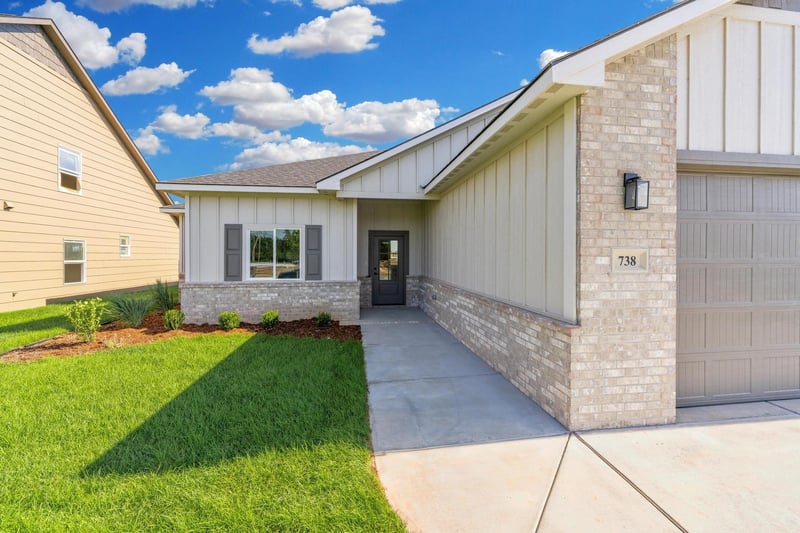 738 Rainbow Lake Ct, Wichita, KS 67235