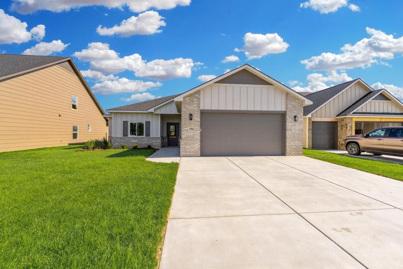 738 Rainbow Lake Ct, Wichita, KS 67235