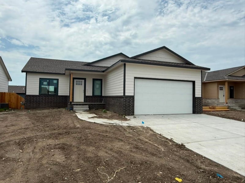 5043 Toben Dr, Bel Aire, KS 67226